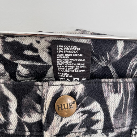 Hue jagging black & white floral pull on with functioning back pockets Small - Picture 3 of 4